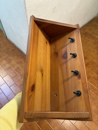 Estantería de madera con ganchos
