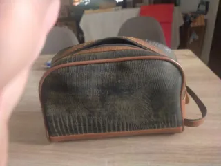 Neceser marrón con estampado de reptil