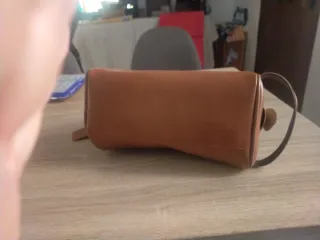 Neceser marrón con estampado de reptil