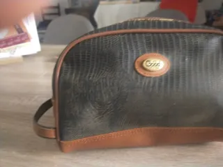 Neceser marrón con estampado de reptil