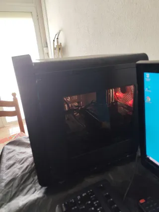 Ordenador de sobremesa con luces RGB