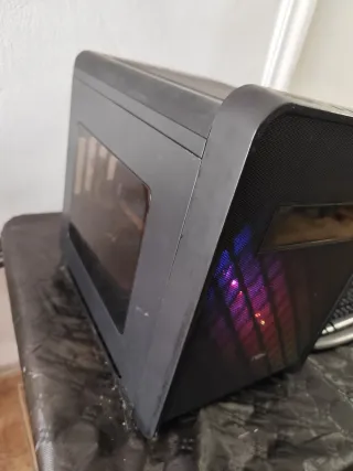 Ordenador de sobremesa con luces RGB