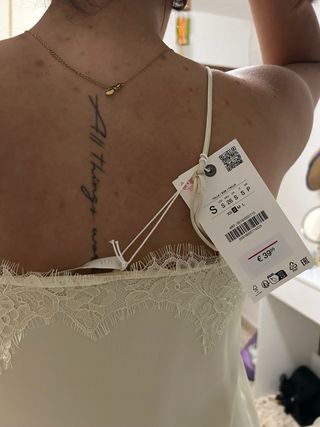 Top lencero encaje beige de Zara
