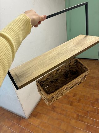Estantería de pared con cesta