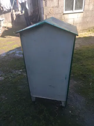 Jaula para pájaros verde y blanca