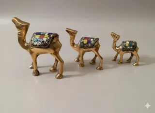 Figuritas de camellos dorados