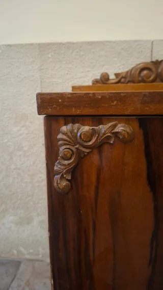 Mueble mesita noche madera tallada 1cajon+2puerta