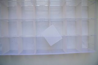 Caja organizadora de plástico con 28 compartimento