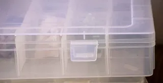 Caja organizadora de plástico con 28 compartimento