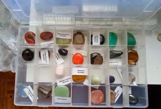 Caja organizadora de plástico con 28 compartimento