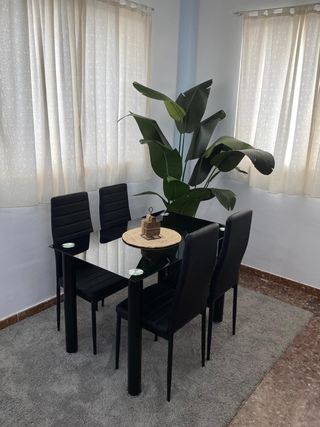 Mesa nueva con 4 sillas negra