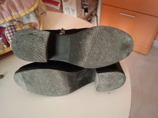 Botín negro ante mujer con tachuelas