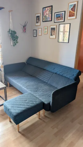Sofá cama nórdico azul con reposapiés