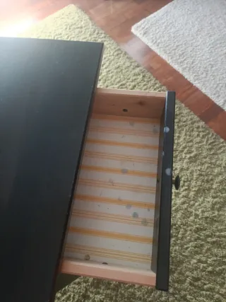 Mesilla de noche negra con ligeras marcas