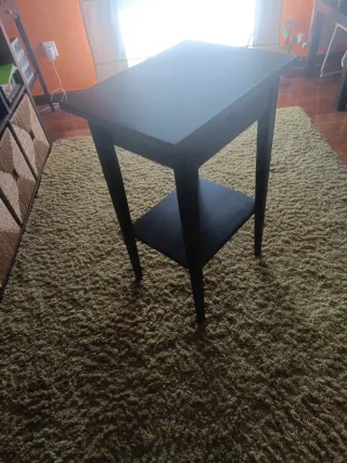 Mesilla de noche negra con ligeras marcas