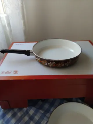 Sartén y cazo con diseño floral