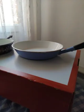 Sartén y cazo con diseño floral