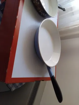 Sartén y cazo con diseño floral