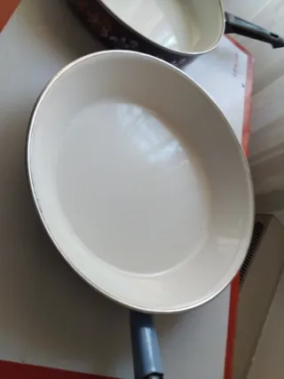 Sartén y cazo con diseño floral