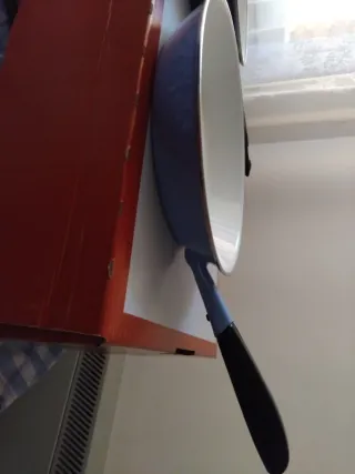 Sartén y cazo con diseño floral