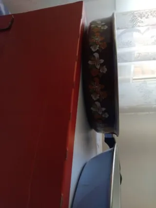 Sartén y cazo con diseño floral