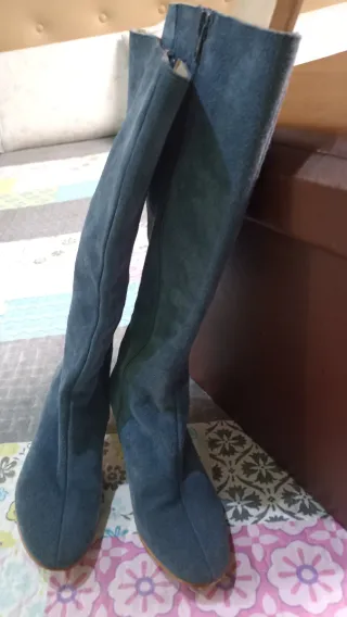 Botas de piel serraje azul tejano..