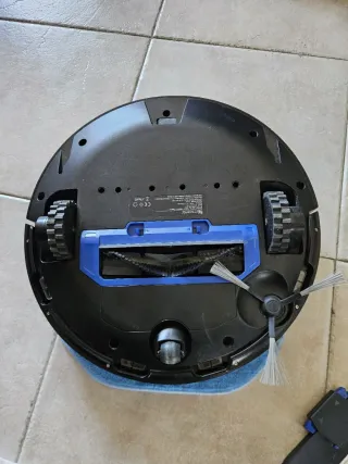 Robot aspirapolvere e lavapavimenti