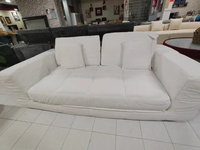Sofá de tela blanco