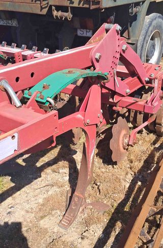 Cultivador chisel Ovlac 10 brazos 3 filas 3 metros