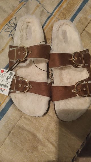 Zapatillas cómodas con pelo y hebillas