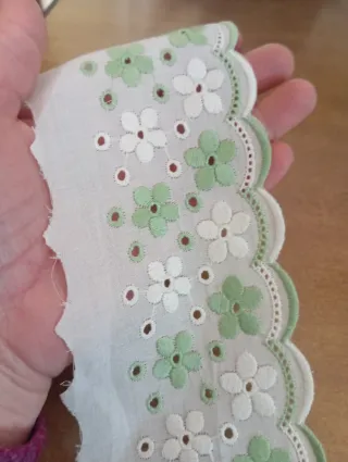 Bordatura floreale bianca e verde