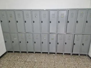 22 Taquillas metálicas grises con llave