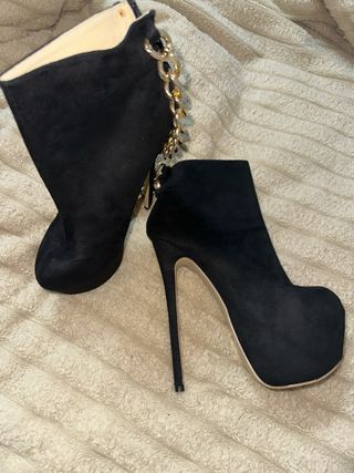 Tacones alto negras con cadena dorada y cremallera