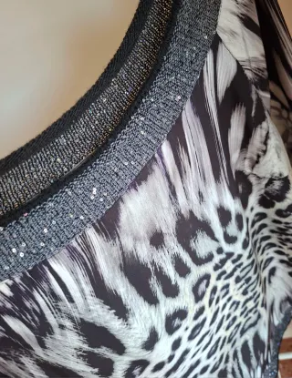 Camiseta estampada leopardo con pedrería