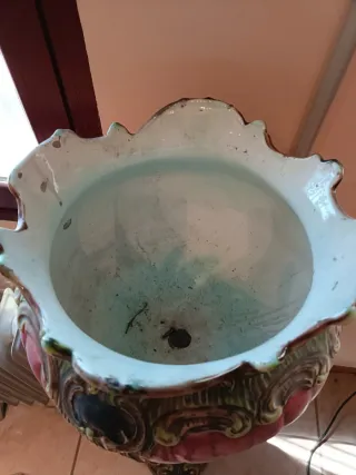 Jarrón antiguo con columna