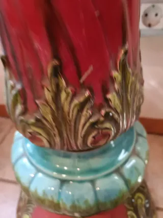 Jarrón antiguo con columna