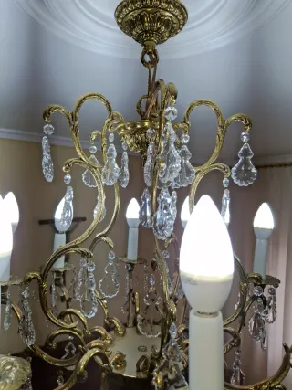 Lámpara de techo dorada con cristales