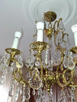 Lámpara de techo dorada con cristales