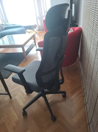 Silla de oficina ergonómica gris