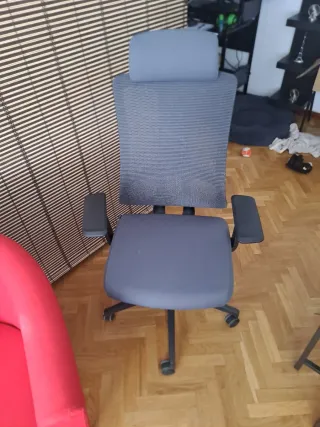 Silla de oficina ergonómica gris