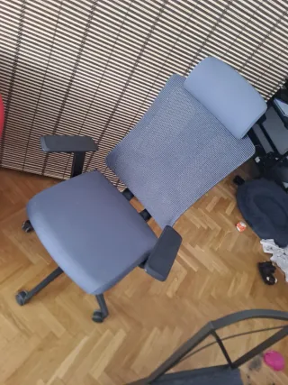Silla de oficina ergonómica gris