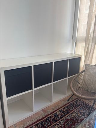 Estantería blanca con 4 cajones negros en Madrid