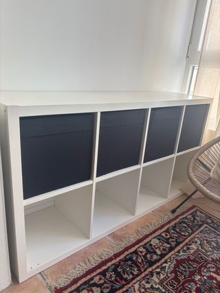 Estantería blanca con 4 cajones negros en Madrid