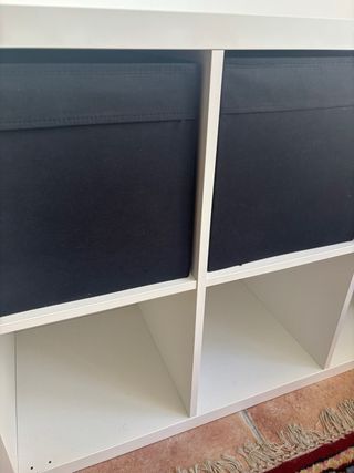 Estantería blanca con 4 cajones negros en Madrid