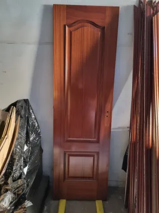 Puertas de madera maciza sapelly