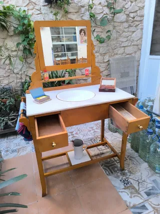 Tocador antiguo con espejo abatible y lavabo