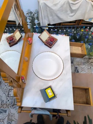 Tocador antiguo con espejo abatible y lavabo