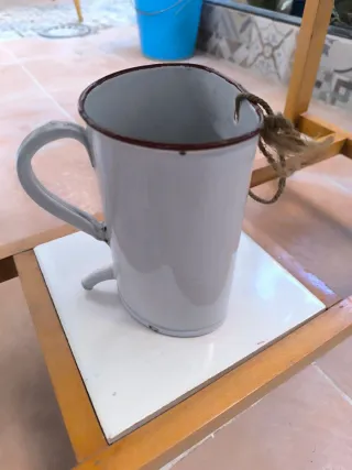 Tocador antiguo con espejo abatible y lavabo