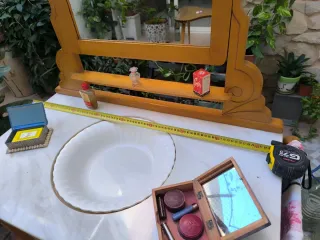 Tocador antiguo con espejo abatible y lavabo