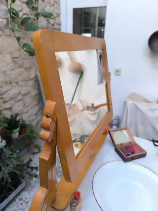 Tocador antiguo con espejo abatible y lavabo